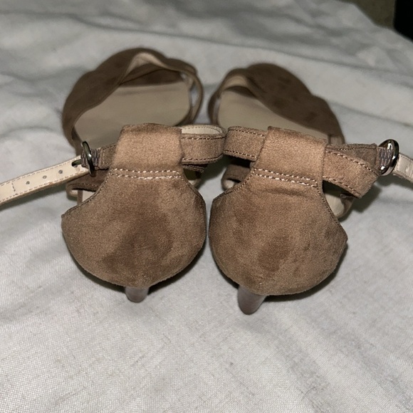 Gently Used woman’s tan suede Sandle strap size 8 - Picture 6 of 8
